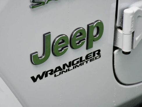 Used 2018 Jeep Wrangler Unlimited Sahara AWD/4WD image 11