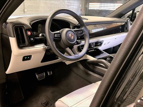 Used 2026 Porsche Cayenne E-Hybrid Coupe AWD/4WD image 4