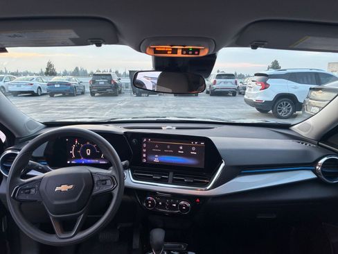 Used 2025 Chevrolet Trax LT image 31