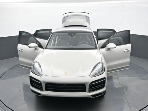 Certified 2022 Porsche Cayenne Platinum Edition image 32