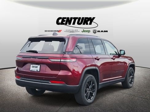 Used 2024 Jeep Grand Cherokee Altitude image 4