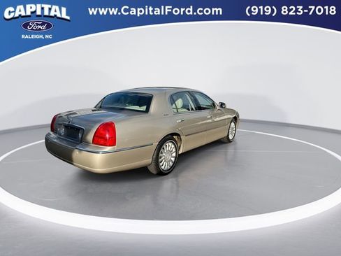 Used 2004 Lincoln Town Car Signature image 8