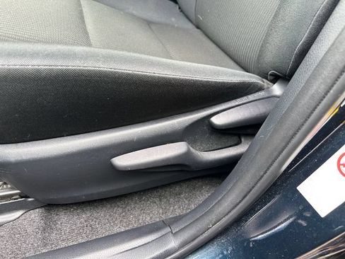 Used 2018 Toyota RAV4 LE FWD image 28