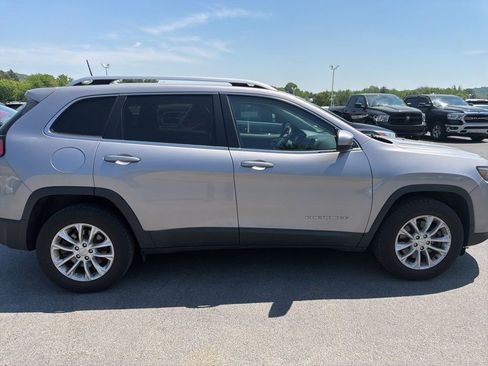 Used 2019 Jeep Cherokee Latitude w/ Cold Weather Group AWD/4WD image 6