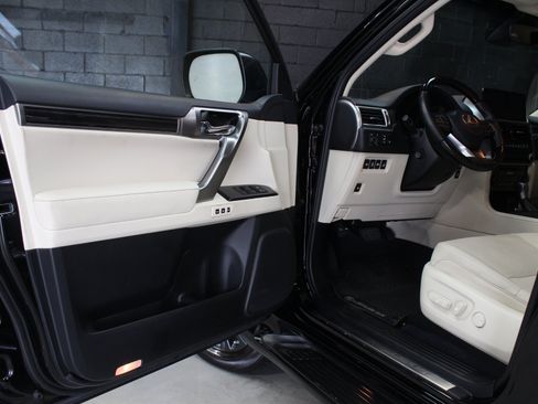 Used 2022 Lexus GX 460 Premium w/ Accessory Package AWD/4WD image 21
