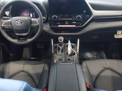 New 2026 Toyota Highlander Platinum image 21