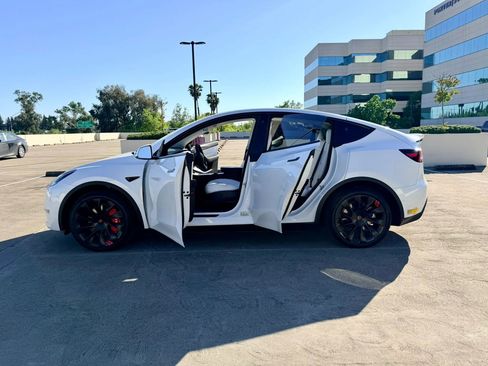 Used 2022 Tesla Model Y Long Range image 40