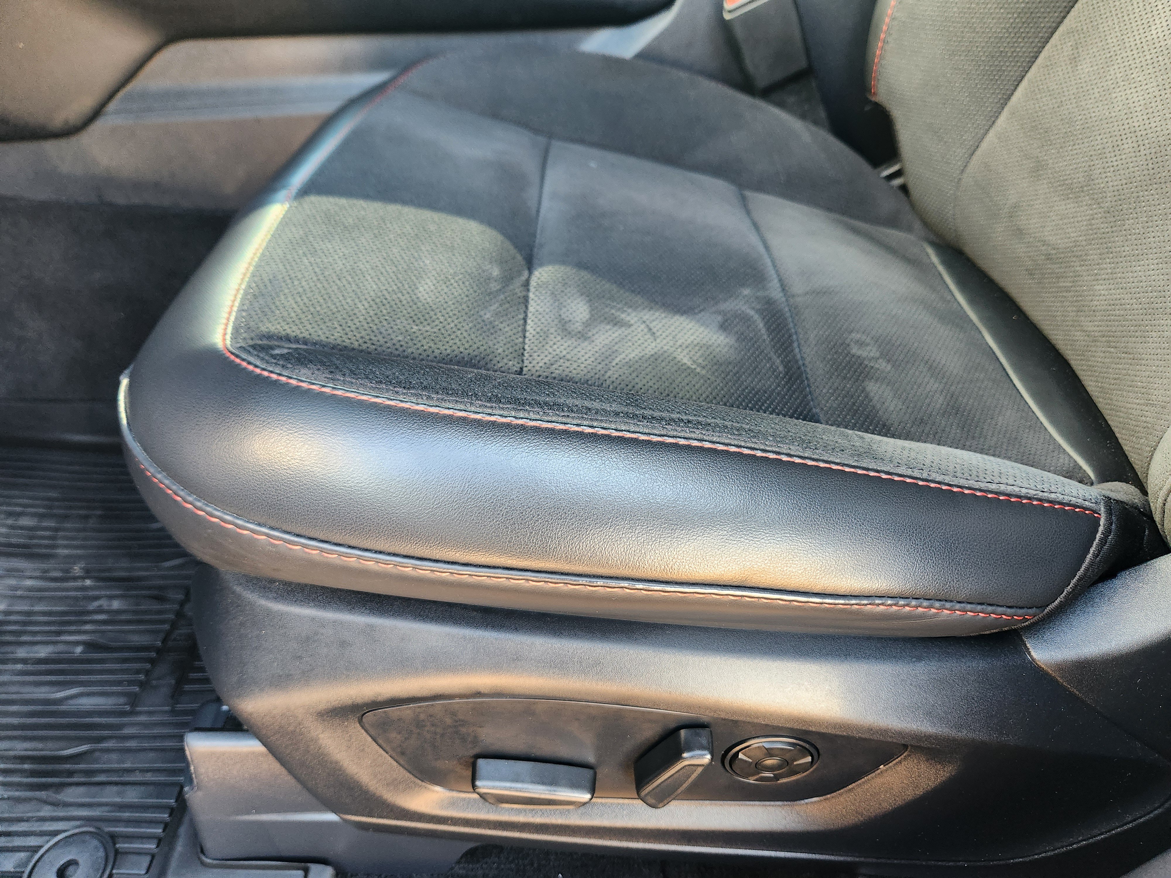 Used 2025 Ford Explorer ST w/ Sun And Sound Package AWD/4WD image 18