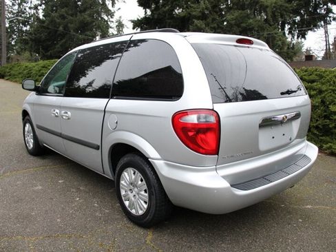 Used 2006 Chrysler Town & Country w/ Popular Equipment Group I image 4