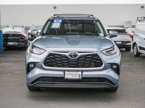 Used 2022 Toyota Highlander XLE image 2