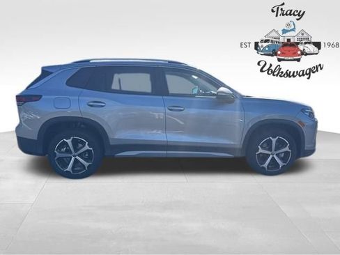 New 2025 Volkswagen Tiguan SE image 8