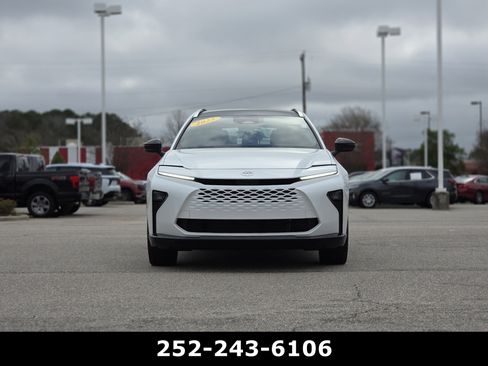 Used 2025 Toyota Crown Signia w/ Advanced Technology Package image 2