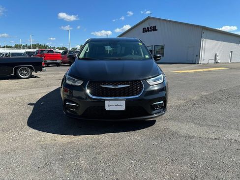 Used 2023 Chrysler Pacifica Touring-L FWD image 3