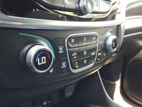 Used 2023 Chevrolet Traverse LT FWD image 28