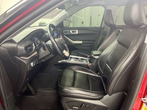 Used 2021 Ford Explorer XLT w/ Equipment Group 202A AWD/4WD image 19