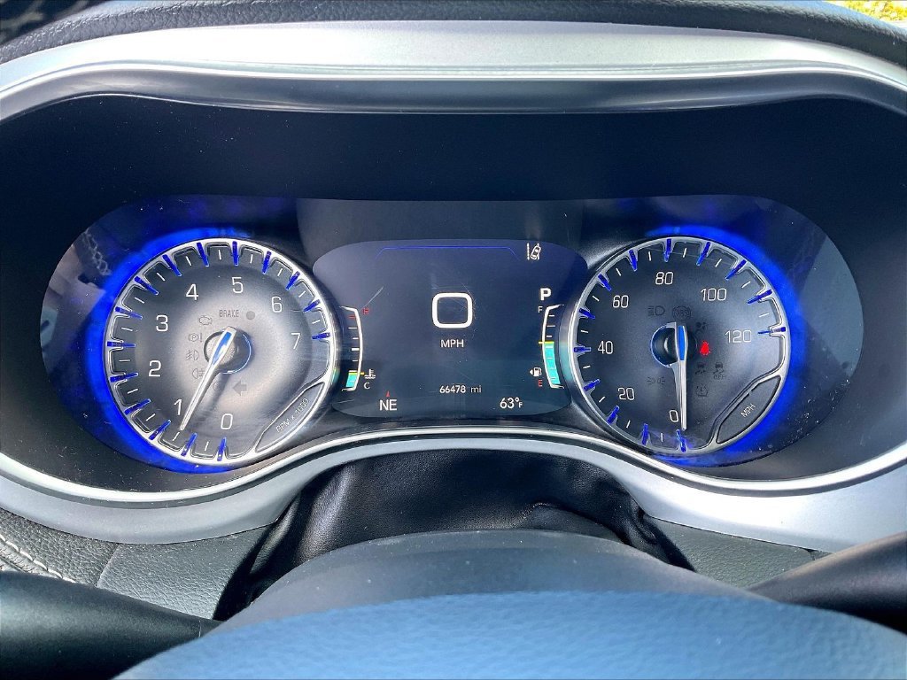 Used 2025 Chrysler Pacifica Limited FWD image 25