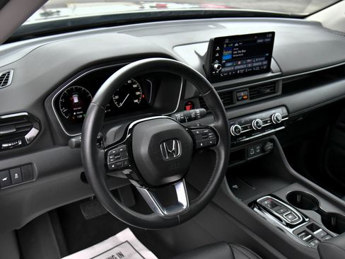Used 2025 Honda Pilot EX-L image 16