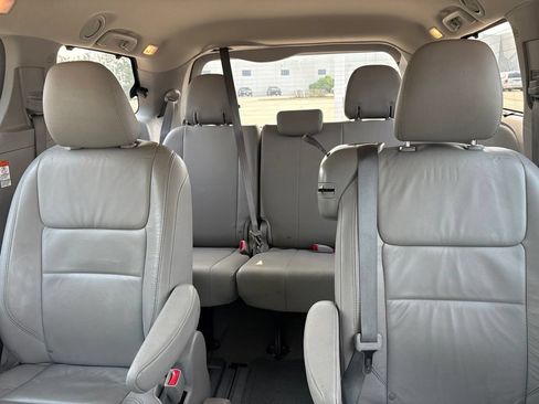 Used 2015 Toyota Sienna XLE w/ XLE Navigation Package FWD image 20