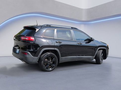 Used 2017 Jeep Cherokee Sport FWD image 4