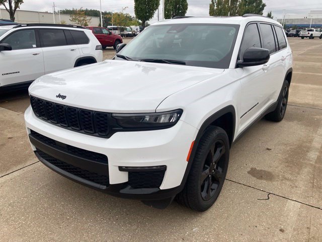 Used 2023 Jeep Grand Cherokee L Limited w/ Black Appearance Package AWD/4WD image 3