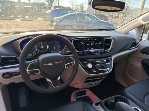 Used 2024 Chrysler Pacifica Touring-L image 9