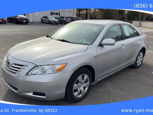 Used 2009 Toyota Camry LE FWD image 1