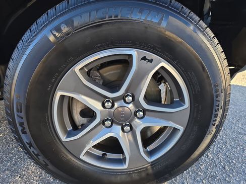 Used 2022 Jeep Wrangler Sport S image 32