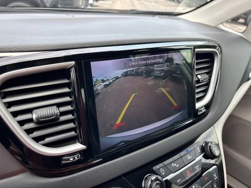 Used 2024 Chrysler Pacifica Touring-L FWD image 23