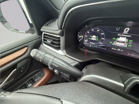 Used 2023 GMC Yukon Denali Ultimate image 32