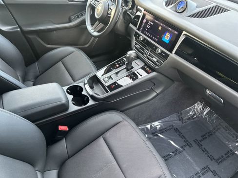 Certified 2025 Porsche Macan image 17