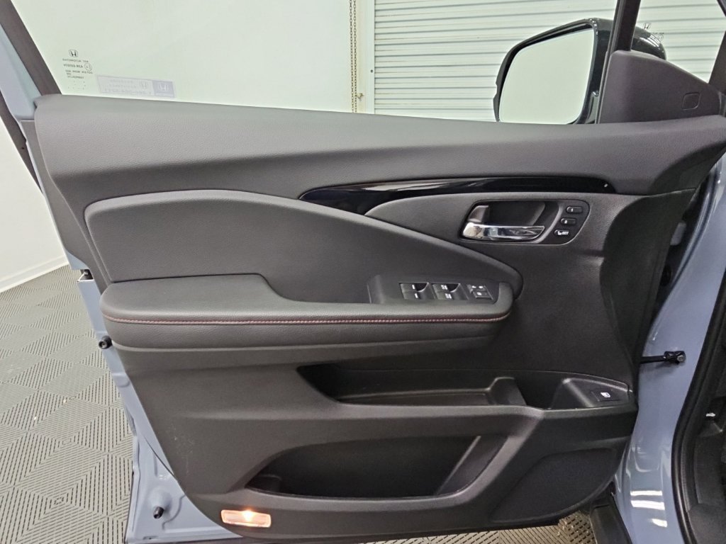 Used 2025 Honda Ridgeline Black Edition image 32