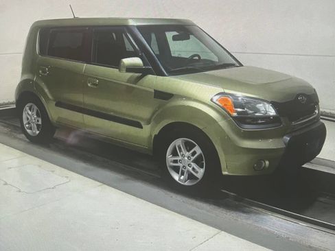 Used 2010 Kia Soul + w/ Audio Pkg FWD image 2