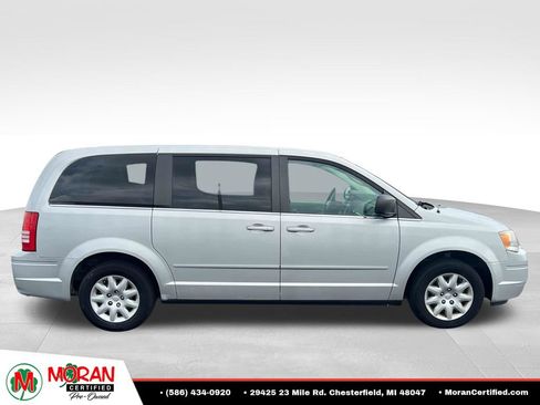 Used 2009 Chrysler Town & Country LX FWD image 6