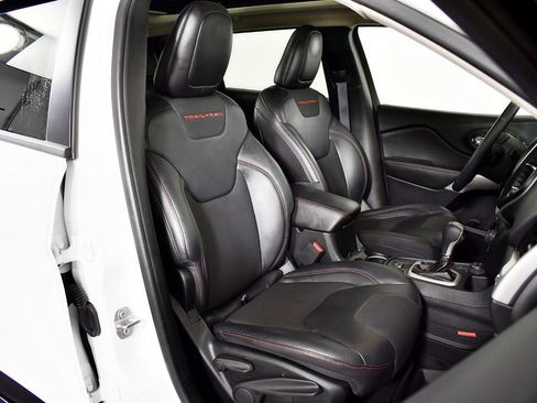 Used 2017 Jeep Cherokee Trailhawk w/ Comfort/Convenience Group image 36