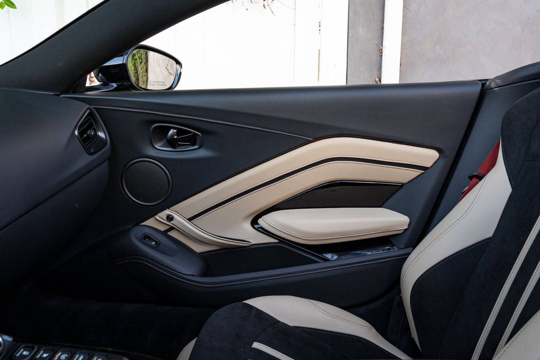 Used 2023 Aston Martin V8 Vantage Roadster RWD image 28