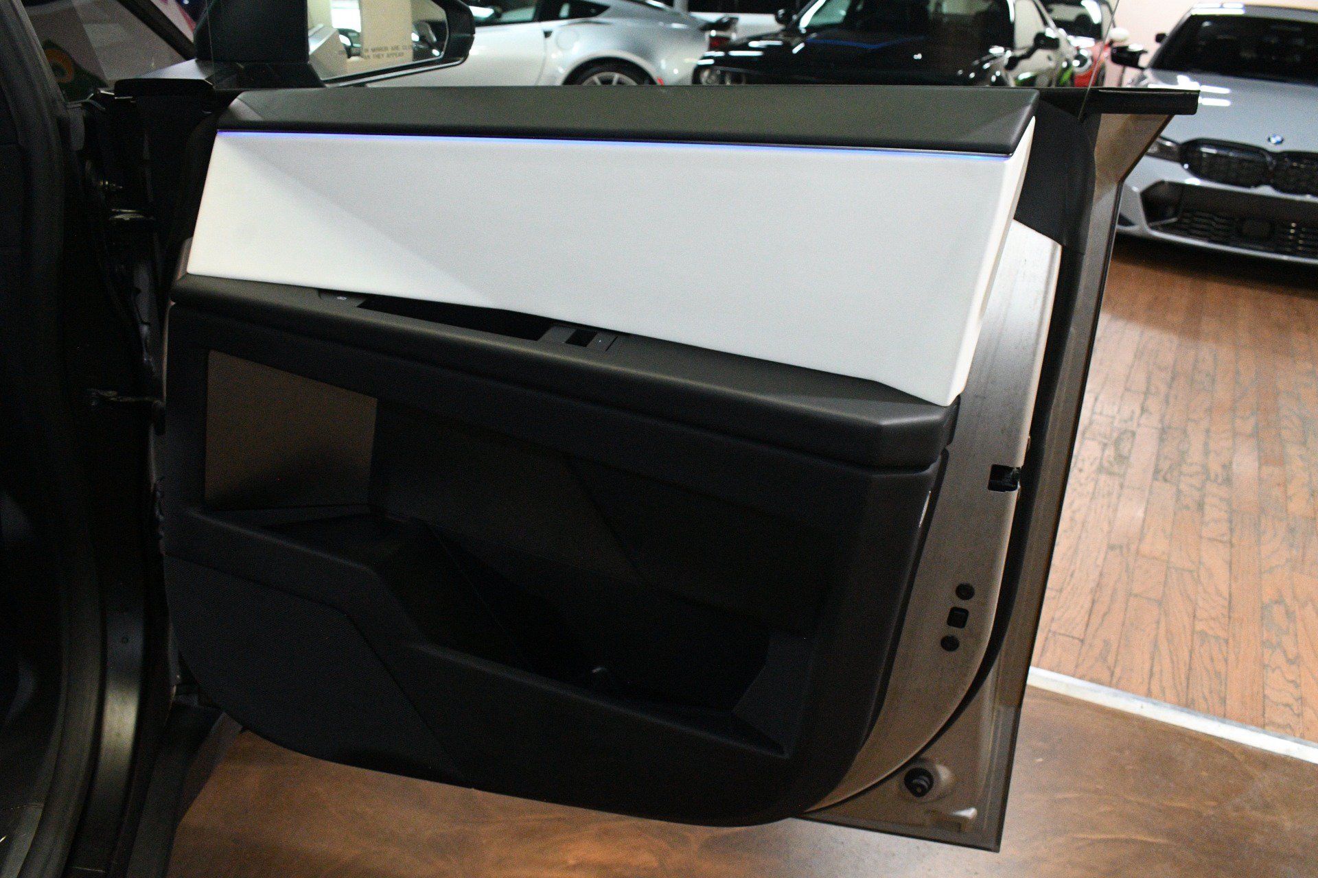 Used 2024 Tesla Cybertruck AWD Crew Cab image 44