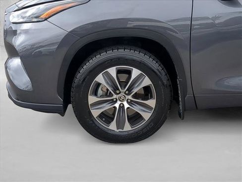 Certified 2023 Toyota Highlander XLE image 23