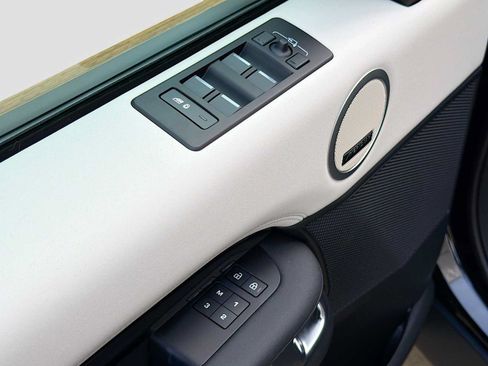 Certified 2025 Land Rover Discovery S AWD/4WD image 13
