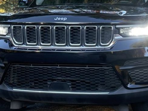 Used 2022 Jeep Grand Cherokee Laredo w/ Luxury Tech Group I image 3