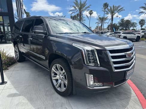 Used 2018 Cadillac Escalade ESV Premium Luxury image 27