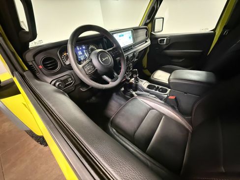 Used 2024 Jeep Wrangler Unlimited Rubicon AWD/4WD image 2