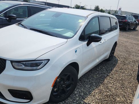 Used 2024 Chrysler Pacifica Limited FWD image 8