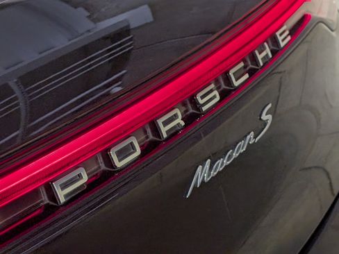 Certified 2022 Porsche Macan S AWD/4WD image 17
