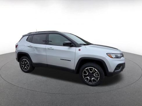 Used 2025 Jeep Compass Trailhawk AWD/4WD image 2