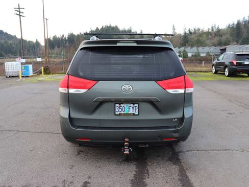 Used 2012 Toyota Sienna LE image 6
