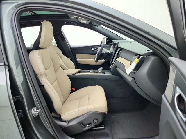 New 2027 Volvo XC60 B5 Plus AWD/4WD image 18