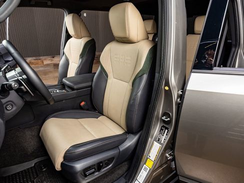 Used 2025 Lexus GX 550 image 30