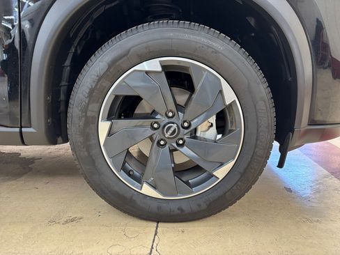 Used 2025 Nissan Rogue SV FWD image 32