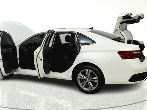 Used 2022 Volkswagen Jetta SE w/ Panoramic Sunroof Package FWD image 12