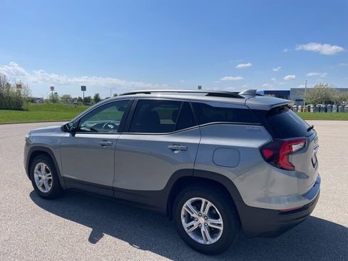 Used 2023 GMC Terrain SLE w/ Driver Convenience Package FWD image 4